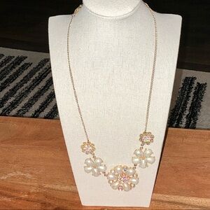 Excellent Used Chic Floral Faux Pearl Necklace with Gold Accents